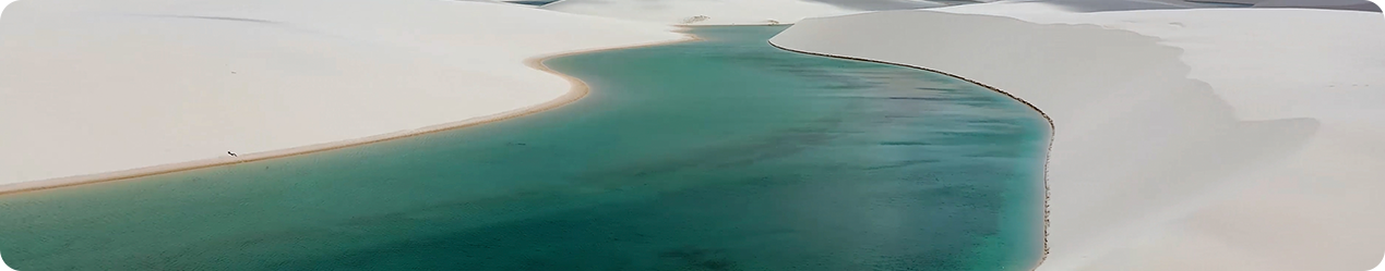 paisagem de uma lagoa azul em meio a areia branca